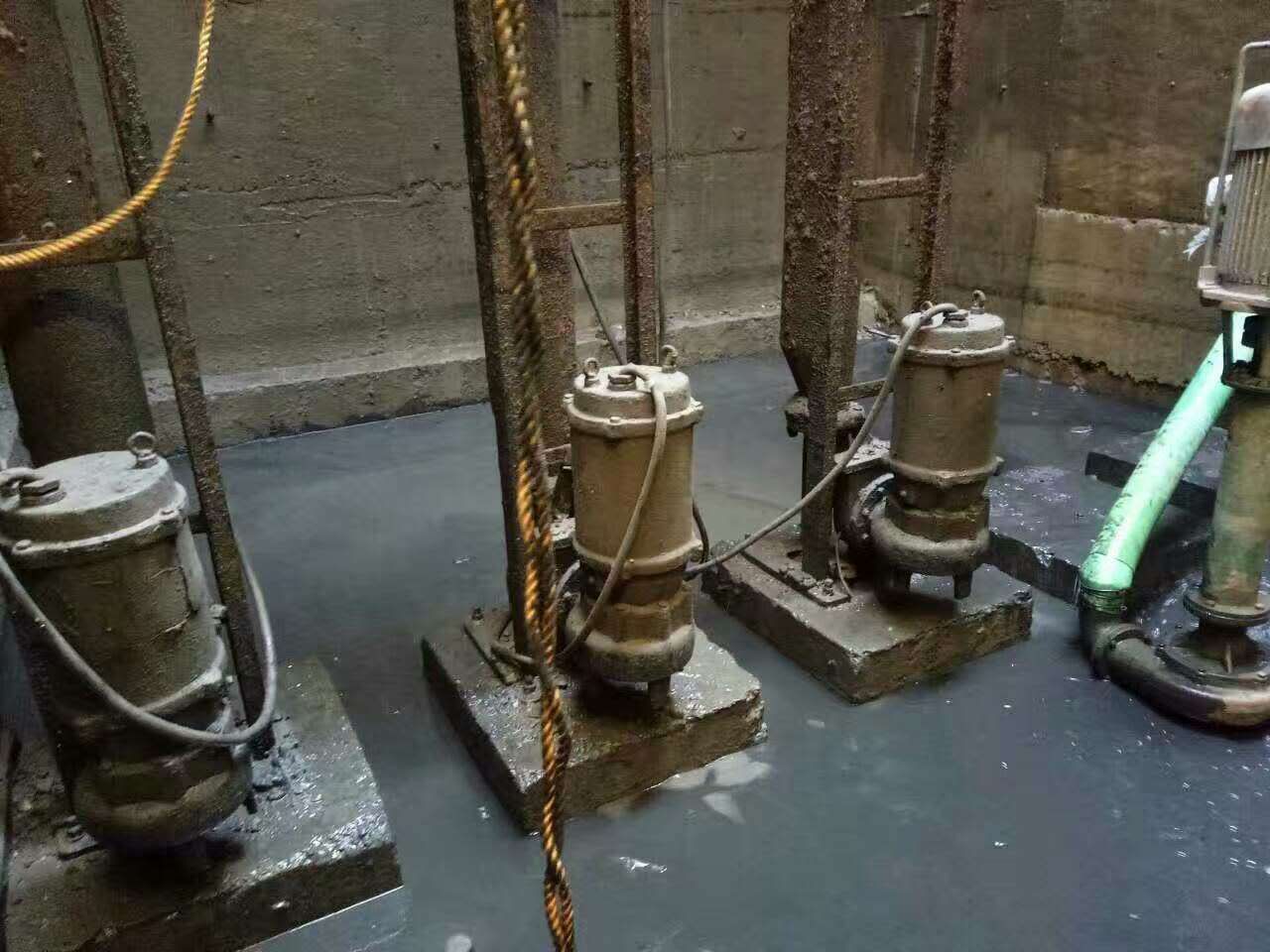 沙湖镇污水池清理