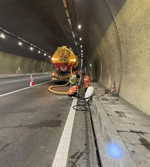 沙湖镇隧道排水渠清淤